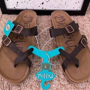 NWT**MADLOVE dark brown sandal size 7